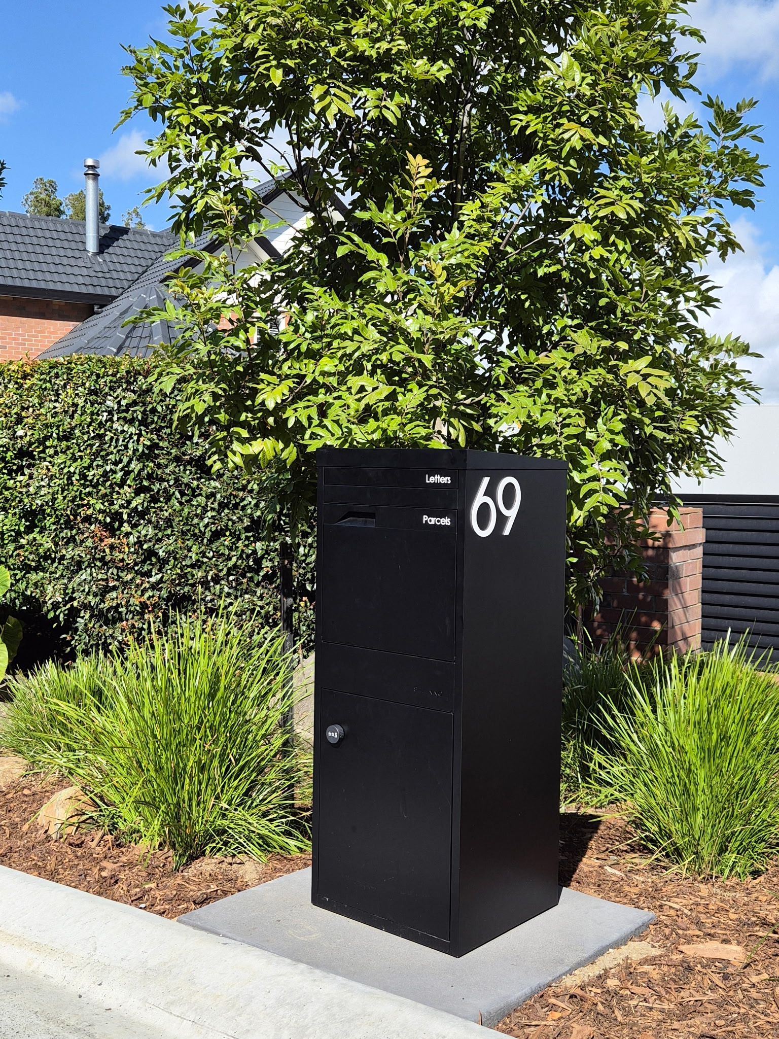 Struward-01-Standalone-letterbox-black
