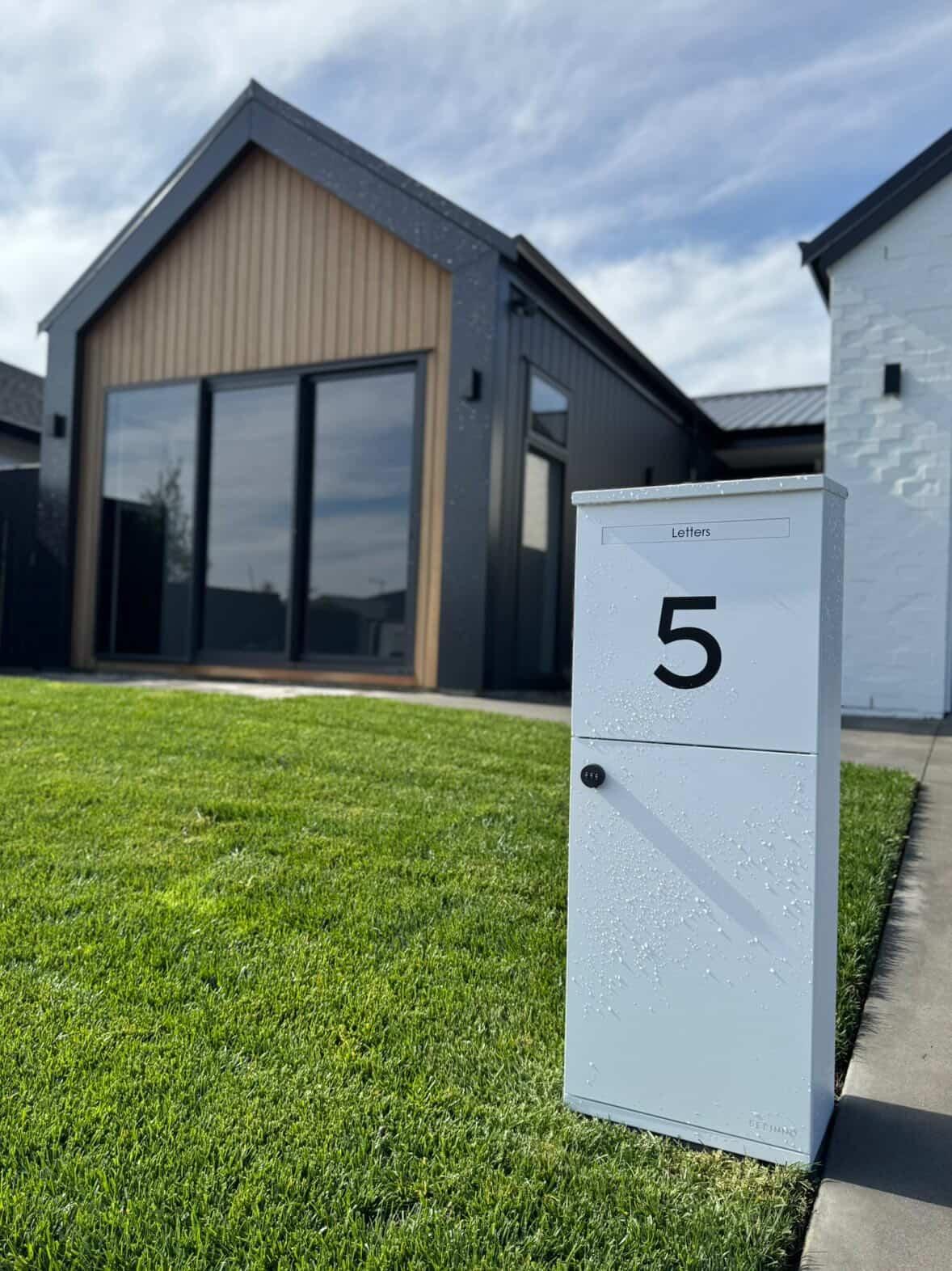 Selinno-01-Nimbus-01-white-Letterbox